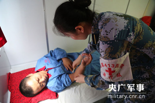 护航官兵为船员诊治 护航官兵为船员诊治