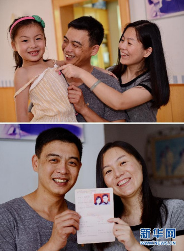 下图为夫妻二人在展示结婚证(新华社记者张国俊摄)