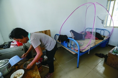 �Դ�ȥ��12�³��Ǳ�ס�뾴��Ժ��Ů������ÿ�춼Ҫ��ʮ������ļ���������չ�ĸ�ף���ʰ���� ��/���������������鹤���� ���� ������