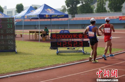 图为男子20000米竞走决赛。 赵琳露 摄 图为男子20000米竞走决赛。 赵琳露 摄