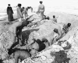 图为绥远前线挖战壕的中国士兵 图为绥远前线挖战壕的中国士兵