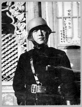 图为方大曾家属捐赠给国家博物馆的原版照片,系方大曾从前线寄给母亲的肖像照,照片上有方大曾本人的亲笔题记 图为方大曾家属捐赠给国家博物馆的原版照片,系方大曾从前线寄给母亲的肖像照,照片上有方大曾本人的亲笔题记