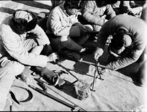 绥远前线的战士们正在擦拭机枪 绥远前线的战士们正在擦拭机枪