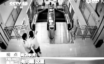 工作人员发现电梯有问题 供图/央视 工作人员发现电梯有问题 供图/央视