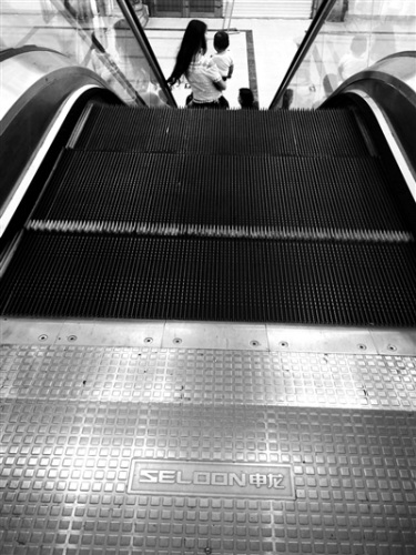 马甸附近一市场的申龙电梯昨日在正常使用 马甸附近一市场的申龙电梯昨日在正常使用