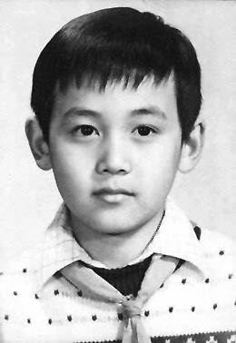 盘点明星童年照:关之琳扎小辫 潘长江酷似小外孙