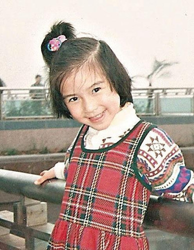 盘点明星童年照:关之琳扎小辫 潘长江酷似小外孙