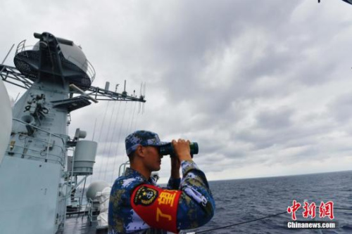 8��17�գ��μ��ж����������ϣ�2015(II)��������ϰ���й�7�ҽ�ͧ����ɵ��ݶӣ�����˳��ͨ��������Ͽ�����������˹���ɡ�<a target='_blank' href='http://www.chinanews.com/'>������</a>�� ��Դ ��