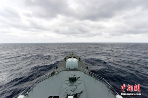 8��17�գ��μ��ж����������ϣ�2015(II)��������ϰ���й�7�ҽ�ͧ����ɵ��ݶӣ�����˳��ͨ��������Ͽ�����������˹���ɡ�<a target='_blank' href='http://www.chinanews.com/'>������</a>�� ��Դ ��