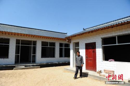 刘建说,等新房盖好,再婚就好办了。杨艳敏 摄 刘建说,等新房盖好,再婚就好办了。杨艳敏 摄