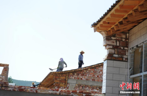 定西市今年将市县财力70%用于扶贫。2017年,所有贫困村通沥青路、通班车。在农村住房方面,分急缓、分批次进行改造、搬迁,到2020年基本实现砖混砖木结构全覆盖。杨艳敏 摄 定西市今年将市县财力70%用于扶贫。2017年,所有贫困村通沥青路、通班车。在农村住房方面,分急缓、分批次进行改造、搬迁,到2020年基本实现砖混砖木结构全覆盖。杨艳敏 摄