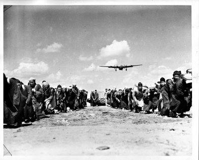 1944年3月31日,一群中国民工奋力拖拉一个巨石碾子滚过机场跑道, 用血肉之躯铺筑通往民族解放之路。 1944年3月31日,一群中国民工奋力拖拉一个巨石碾子滚过机场跑道, 用血肉之躯铺筑通往民族解放之路。