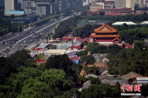 8月18日,天安门城楼下搭建的临时阅兵观礼台目前已基本完工。<a target='_blank' href='http://www.chinanews.com/' >中新网</a>记者 金硕 摄 8月18日,天安门城楼下搭建的临时阅兵观礼台目前已基本完工。<a target='_blank' href='http://www.chinanews.com/' >中新网</a>记者 金硕 摄