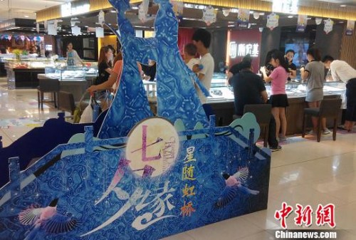 8月18日,福州民众在商场购物。七夕将至,福州街头洋溢着浓浓的“情味”,各大商场精心布置购物环境,营造浪漫的节日气氛,抢占商机。不少年轻人也已经提前购买礼物,准备给另一半惊喜。 张斌 摄 8月18日,福州民众在商场购物。七夕将至,福州街头洋溢着浓浓的“情味”,各大商场精心布置购物环境,营造浪漫的节日气氛,抢占商机。不少年轻人也已经提前购买礼物,准备给另一半惊喜。 张斌 摄