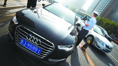  �����ǵ�˫�����еĵ�һ�죬�����ڽ���������̳··������һ��Υ�����й涨�ĵ��Žγ����������� ��ΰ�� 