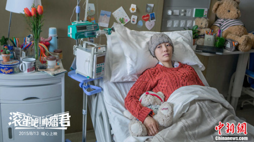 滚蛋吧,肿瘤君》电影热映,女主熊顿的闺蜜得知其接受化疗后开始掉头发