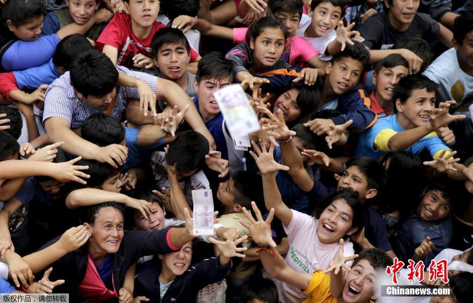 巴拉圭天主教徒庆祝传统节日高空撒钱 引儿童哄抢