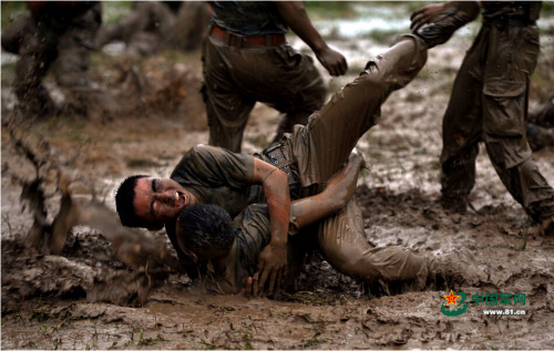 中国特种兵泥潭中摔打格斗 中国特种兵泥潭中摔打格斗