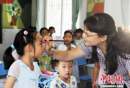 ����ͼ���人��԰Сѧһ�꼶��ʦ���ڸ�ѧ������ɰ������𲨡���