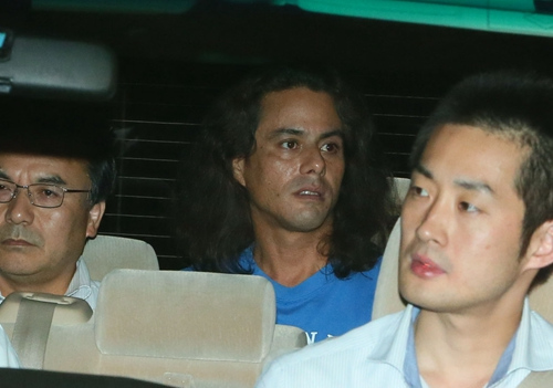 中间者为嫌疑人。 中间者为嫌疑人。