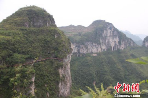 铜仁市万山国家矿山公园已建成贵州首条悬崖玻璃栈道,有望在10月迎接八方游客,悬崖栈道全程总长1055米,宽1.6米,距离谷底100余米途径矿洞十余处。 杨发娣 摄 铜仁市万山国家矿山公园已建成贵州首条悬崖玻璃栈道,有望在10月迎接八方游客,悬崖栈道全程总长1055米,宽1.6米,距离谷底100余米途径矿洞十余处。 杨发娣 摄