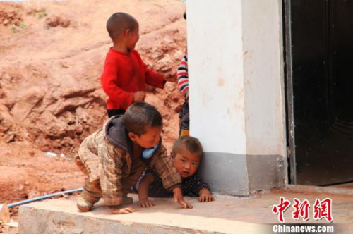 资料图:2015年6月1日,四川凉山美姑县一处刚刚建成的高山村小,几个小孩子在教室门边。 高寒 摄 资料图:2015年6月1日,四川凉山美姑县一处刚刚建成的高山村小,几个小孩子在教室门边。 高寒 摄
