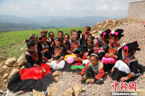 资料图:2015年6月1日,两名支教志愿者在四川凉山美姑县一处高山村小支教,这所村小是由北京某企业捐建。 高寒 摄 资料图:2015年6月1日,两名支教志愿者在四川凉山美姑县一处高山村小支教,这所村小是由北京某企业捐建。 高寒 摄