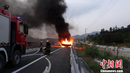 15日傍晚18时左右,福建泉州一高速路上大型货车自燃,烧了一个多小时。 卓艳艳 摄 15日傍晚18时左右,福建泉州一高速路上大型货车自燃,烧了一个多小时。 卓艳艳 摄