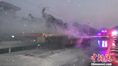 图为消防车现场扑火。 卓艳艳 摄 图为消防车现场扑火。 卓艳艳 摄