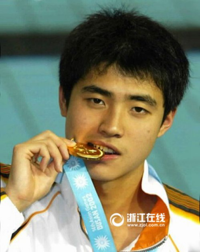 浙江杭州籍游泳运动员吴鹏在2002年釜山亚运会上摘金 浙江杭州籍游泳运动员吴鹏在2002年釜山亚运会上摘金