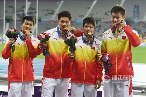 浙江籍运动员谢震业(左二)在2014年仁川亚运会上获得男子4*100米接力金牌 浙江籍运动员谢震业(左二)在2014年仁川亚运会上获得男子4*100米接力金牌