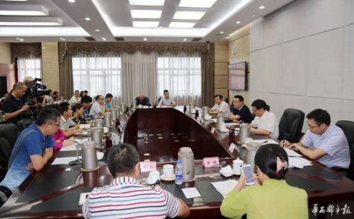 华西都市报记者(正对面左)被安排在主席台右侧就坐。 华西都市报记者(正对面左)被安排在主席台右侧就坐。