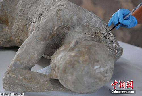 资料图:考古学家和科学家对千年前被掩埋在火山灰下的庞贝城居民化石进行修复。公元79年,庞贝古城被火山喷发出来的熔岩吞噬,一瞬间,浓浓的黑烟,夹杂着滚烫的火山灰,铺天盖地降落到这座城市,庞贝从地球上抹掉了。 资料图:考古学家和科学家对千年前被掩埋在火山灰下的庞贝城居民化石进行修复。公元79年,庞贝古城被火山喷发出来的熔岩吞噬,一瞬间,浓浓的黑烟,夹杂着滚烫的火山灰,铺天盖地降落到这座城市,庞贝从地球上抹掉了。