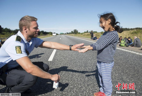 �ڻ��ҵ������У������ߺ�����ĵ��󾯲�������������СŮ����ˣ����Ƭ�����˱�����ů��