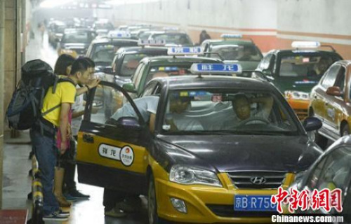 ����ͼ�������ڱ�������վ���⳵�򳵵�׼���˳���<a target='_blank' href='http://www.chinanews.com/'>������</a>�� ���� ��