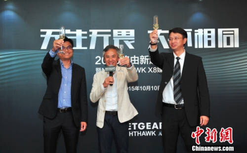 NETGEAR���³�����ϯִ�йٶ��³�Patrick Lo�������������ܾ���Simon Tsang�Լ�NETGEAR�����������л����ܾ�����ɼ