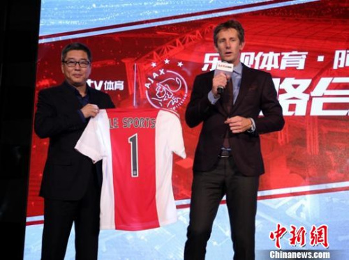 范德萨向乐视体育首席内容官刘建宏赠送球衣。 范德萨向乐视体育首席内容官刘建宏赠送球衣。