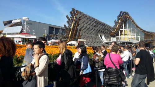 米兰世博会闭幕当天观众在中国馆等候参观。(图片来源:欧联网) 米兰世博会闭幕当天观众在中国馆等候参观。(图片来源:欧联网)