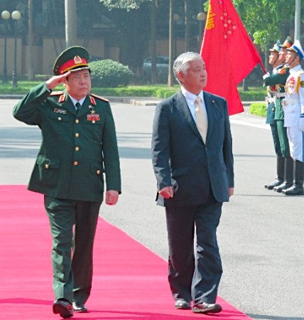 日越防长举行会谈。 日越防长举行会谈。