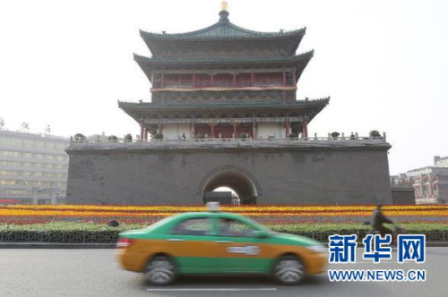 一辆出租车驶过西安钟楼(11月9日摄)。 新华社记者 邵瑞 摄 一辆出租车驶过西安钟楼(11月9日摄)。 新华社记者 邵瑞 摄