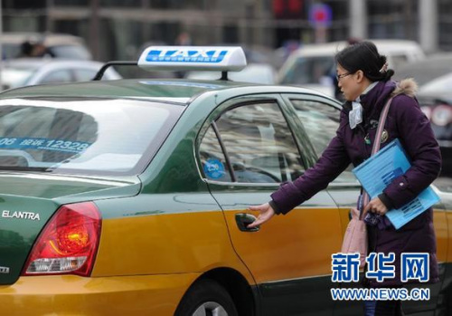 一位市民在北京街头打车(1月7日摄)。 新华社记者 罗晓光 摄 一位市民在北京街头打车(1月7日摄)。 新华社记者 罗晓光 摄