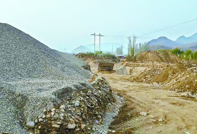 �ܶ�ɰʯ�϶ѷŵظ�����������ɸɰ����