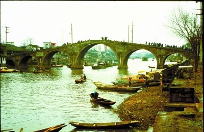 京杭大运河终点标志杭州拱宸桥(刘世昭摄于1982年)。 京杭大运河终点标志杭州拱宸桥(刘世昭摄于1982年)。