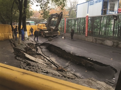 北京东路一个月里多次塌陷。 这是北京东路一个月里第六次塌陷了。