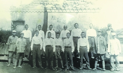 珍贵的合影(后排右一为王学俭,后排左三为杨子荣) 珍贵的合影(后排右一为王学俭,后排左三为杨子荣)