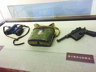 杨子荣纪念馆里陈列的杨子荣使用过的枪支、水壶等。 杨子荣纪念馆里陈列的杨子荣使用过的枪支、水壶等。