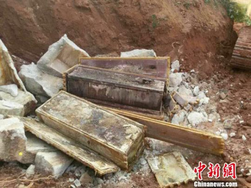图为出土的明代墓葬 严初 摄