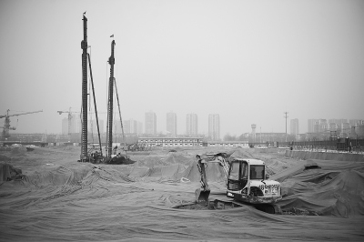 昨天上午,海淀区一处大型住宅建设工地已完成苫盖,停止了有可能加剧大气污染的施工作业项目。 本报记者 邓伟摄 昨天上午,海淀区一处大型住宅建设工地已完成苫盖,停止了有可能加剧大气污染的施工作业项目。 本报记者 邓伟摄