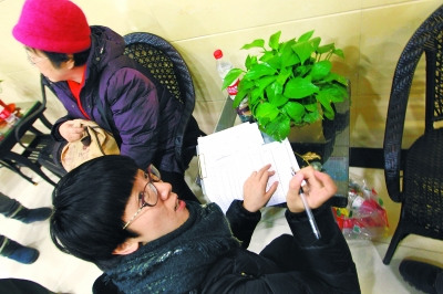 社区工作人员在临时安置酒店登记受灾居民信息。 社区工作人员在临时安置酒店登记受灾居民信息。