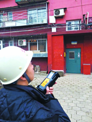 今天上午10时许,工作人员在事故现场对燃气进行监测。 今天上午10时许,工作人员在事故现场对燃气进行监测。